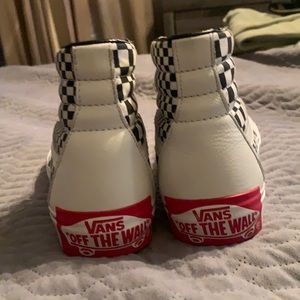 Van off the wall. Size 13